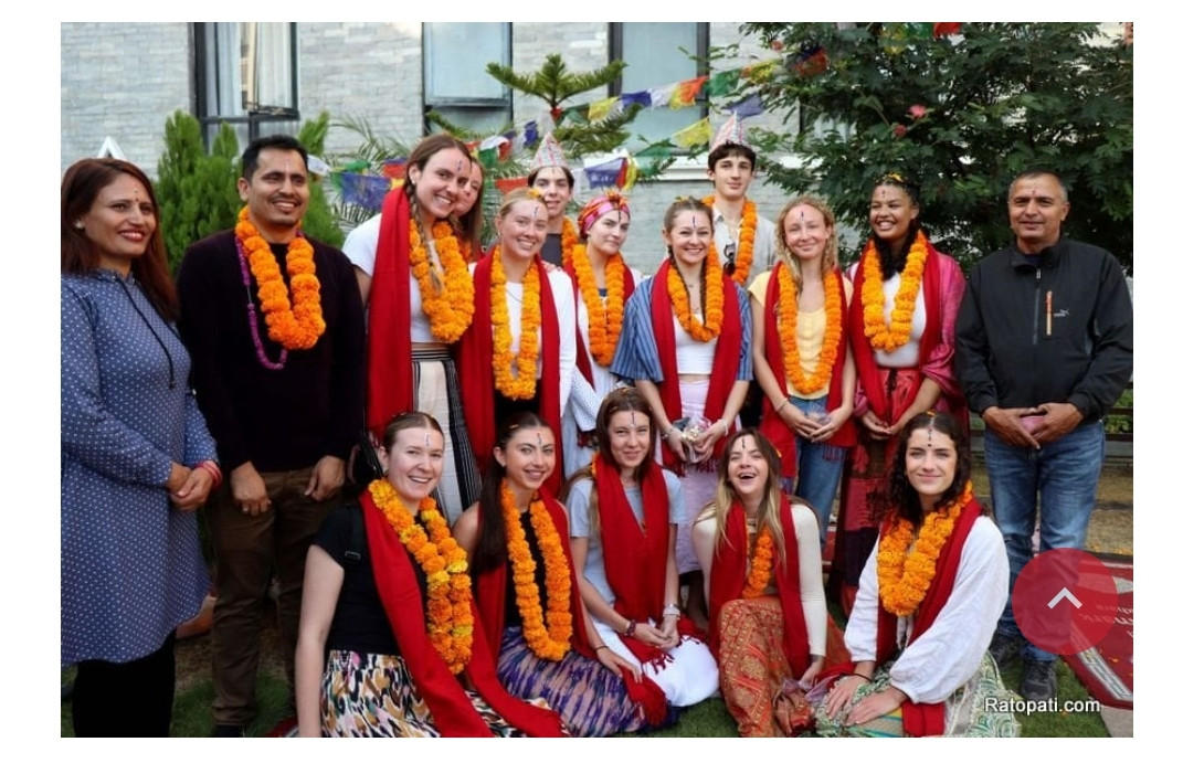 विदेशी पर्यटकलाई सप्तरङ्गी टीका, सयपत्रीको माला र ढाका टोपी (तस्बिरहरू)