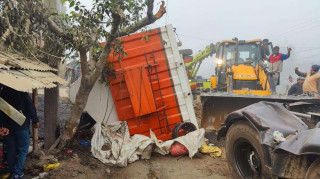 मालवाहक ट्रक पल्टिँदा तीन बालबालिकासहित चार जना घाइते, स्थानीय आक्रोशित