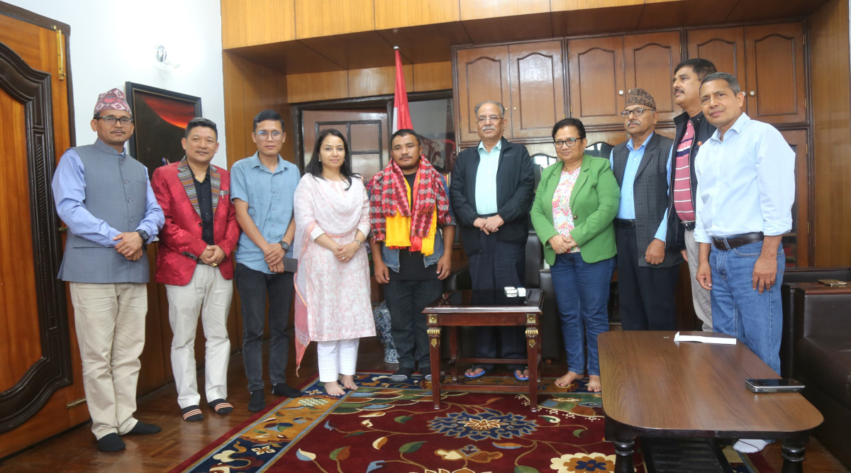अध्यक्ष प्रचण्डद्वारा ‘साहसी युवा’ चणिकलाल तामाङलाई सम्मान