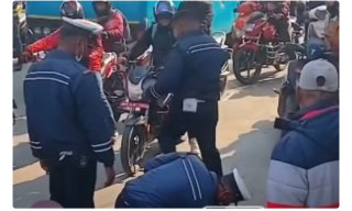 पुरुषमाथि कुटपिटमा संलग्न चार जना ट्राफिक प्रहरीको जिम्मेवारी खोसियो