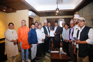 अध्यक्ष प्रचण्डलाई कास्कीका पाँच वामपन्थी दलको ज्ञापनपत्र
