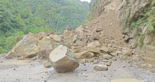 मध्यपहाडी लोकमार्गको सिन्धुली खण्ड अवरुद्ध